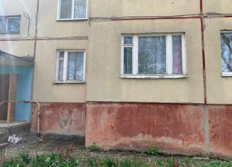 Трехкомнатная квартира на продажу, 65 м2, посёлок городского типа Хотынец, улица Строителей, 8