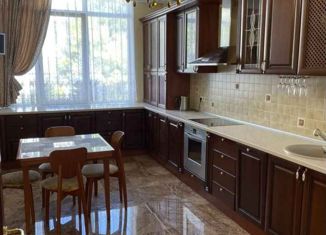 4-комнатная квартира в аренду, 190 м2, Симферополь, Луговая улица, 4к1