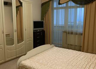 Аренда 4-комнатной квартиры, 120 м2, Евпатория, улица Дёмышева, 121