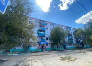 Продажа трехкомнатной квартиры, 58 м2, Элиста, улица Юрия Клыкова, 130, 2-й микрорайон