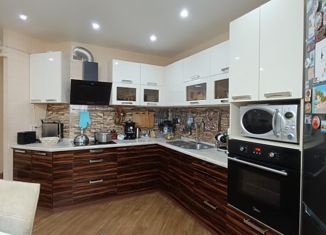 Продается 3-комнатная квартира, 92.8 м2, Новочебоксарск, Пионерская улица, 10