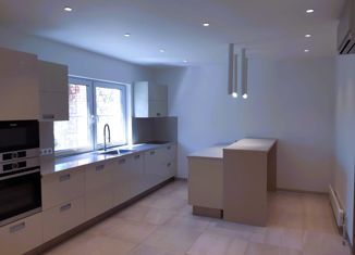 Продаю таунхаус, 230 м2, село Ангелово, 20-й микрорайон, 2002