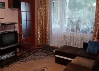 Продам 4-комнатную квартиру, 58.1 м2, Старая Русса, Гостинодворская улица, 24