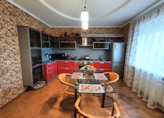 Продается 4-комнатная квартира, 185 м2, Ейск, улица Щорса, 28