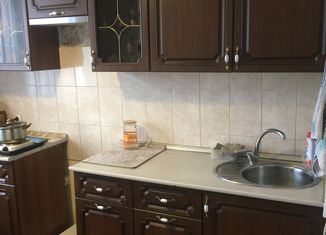 Сдаю в аренду 1-комнатную квартиру, 40 м2, Челябинск, улица Молодогвардейцев, 41Г