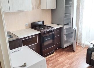 Сдается в аренду однокомнатная квартира, 32 м2, Волжский, улица имени Ю.П. Харламова, 4