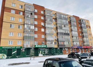 Продам 2-ком. квартиру, 58.6 м2, посёлок городского типа Берёзовка, Центральная улица, 49