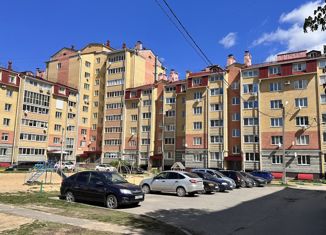 Продается 3-комнатная квартира, 80 м2, посёлок городского типа Медведево, улица Мира, 18