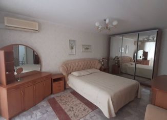 Продам 2-ком. квартиру, 74 м2, Феодосия, улица Нахимова, 2