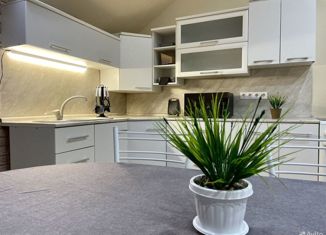 Продаю двухкомнатную квартиру, 77 м2, Горячий Ключ, улица Лермонтова, 77