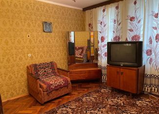 Сдам 1-ком. квартиру, 37 м2, Колпино, улица Ижорского Батальона, 9