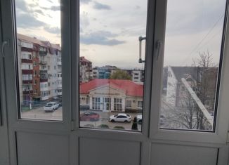 Продается четырехкомнатная квартира, 61 м2, Крымск, Комсомольская улица, 20