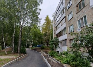 Продается 2-ком. квартира, 53.2 м2, Кировская область, улица Труда, 80