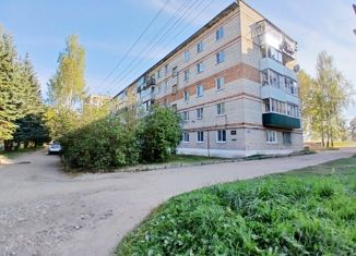 Продается 3-комнатная квартира, 51.9 м2, поселок городского типа Голынки, улица Ленина, 10