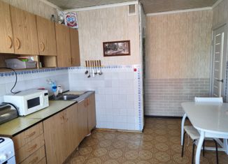 Продам 3-комнатную квартиру, 68.7 м2, поселок городского типа Кугеси, улица Карла Маркса, 110