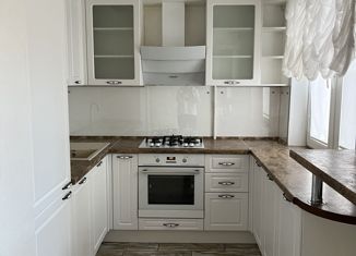 Продаю 3-ком. квартиру, 61 м2, Челябинск, улица Горького, 63А, Тракторозаводский район