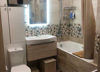 Продажа 3-ком. квартиры, 55 м2, Москва, улица Петра Романова, 2к2, улица Петра Романова