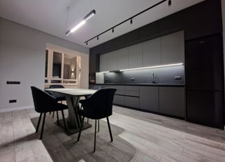 Сдается трехкомнатная квартира, 110 м2, Омск, улица Шукшина, 8