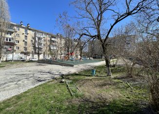 Продаю 3-ком. квартиру, 57.7 м2, Новороссийск, Днестровская улица, 2