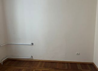 Продаю 4-комнатную квартиру, 96 м2, Нальчик, улица Шогенова, 8, район Дубки