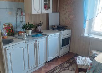 Продается трехкомнатная квартира, 58 м2, Петровск, улица Братьев Костериных, 40