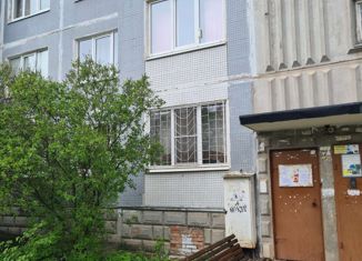 Двухкомнатная квартира на продажу, 54.2 м2, Луга, проспект Володарского, 48