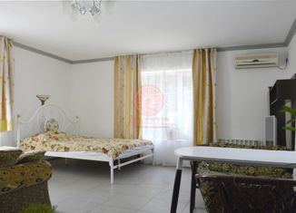 Продам 4-комнатную квартиру, 80 м2, Алушта, улица Глазкрицкого, 7