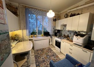 Продам 2-ком. квартиру, 56 м2, Вологда, Октябрьская улица, 58