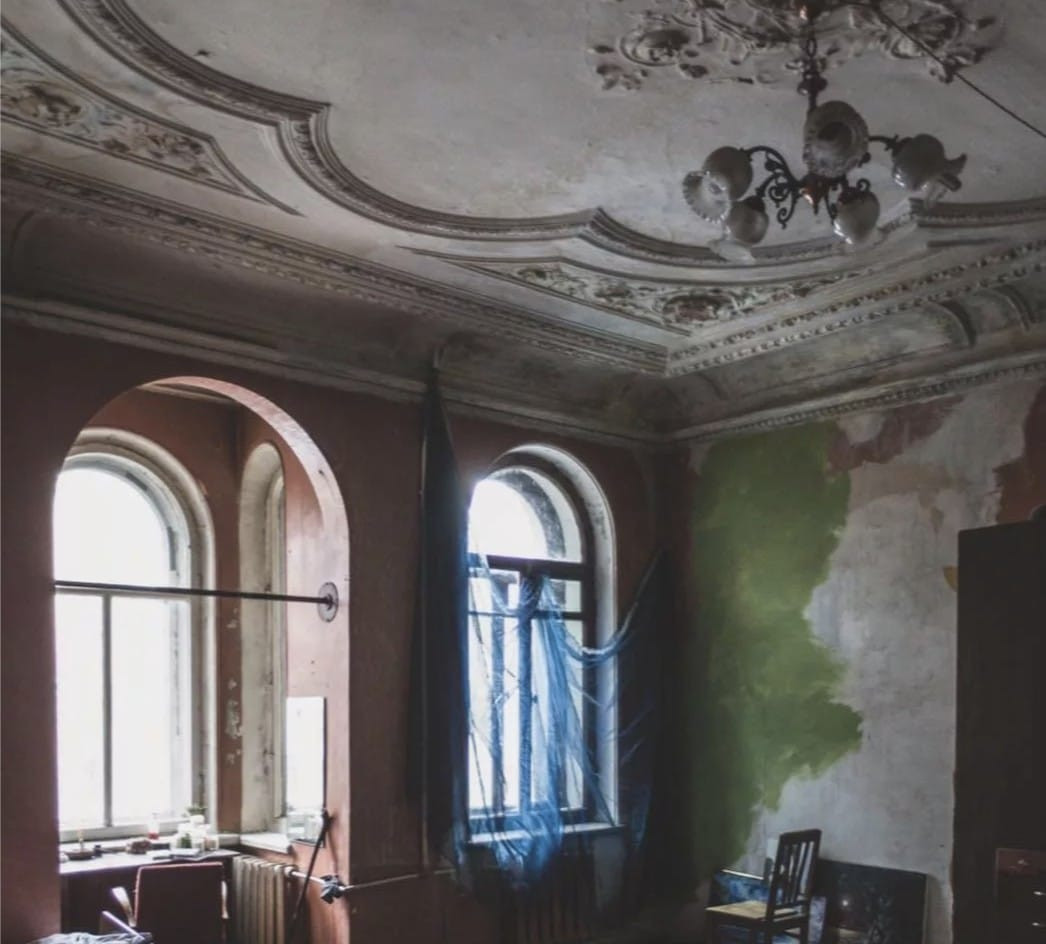 Квартира в питере в старом доме. Старинные петербургские квартиры. Старый фонд санкт-петербурга. Квартира в питере в старом доме. Питерские коммуналки в санкт-петербурге.